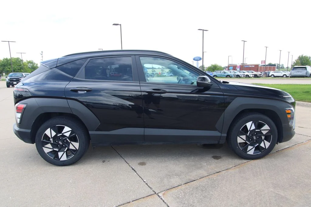 Used 2025 Black Hyundai SEL image 4