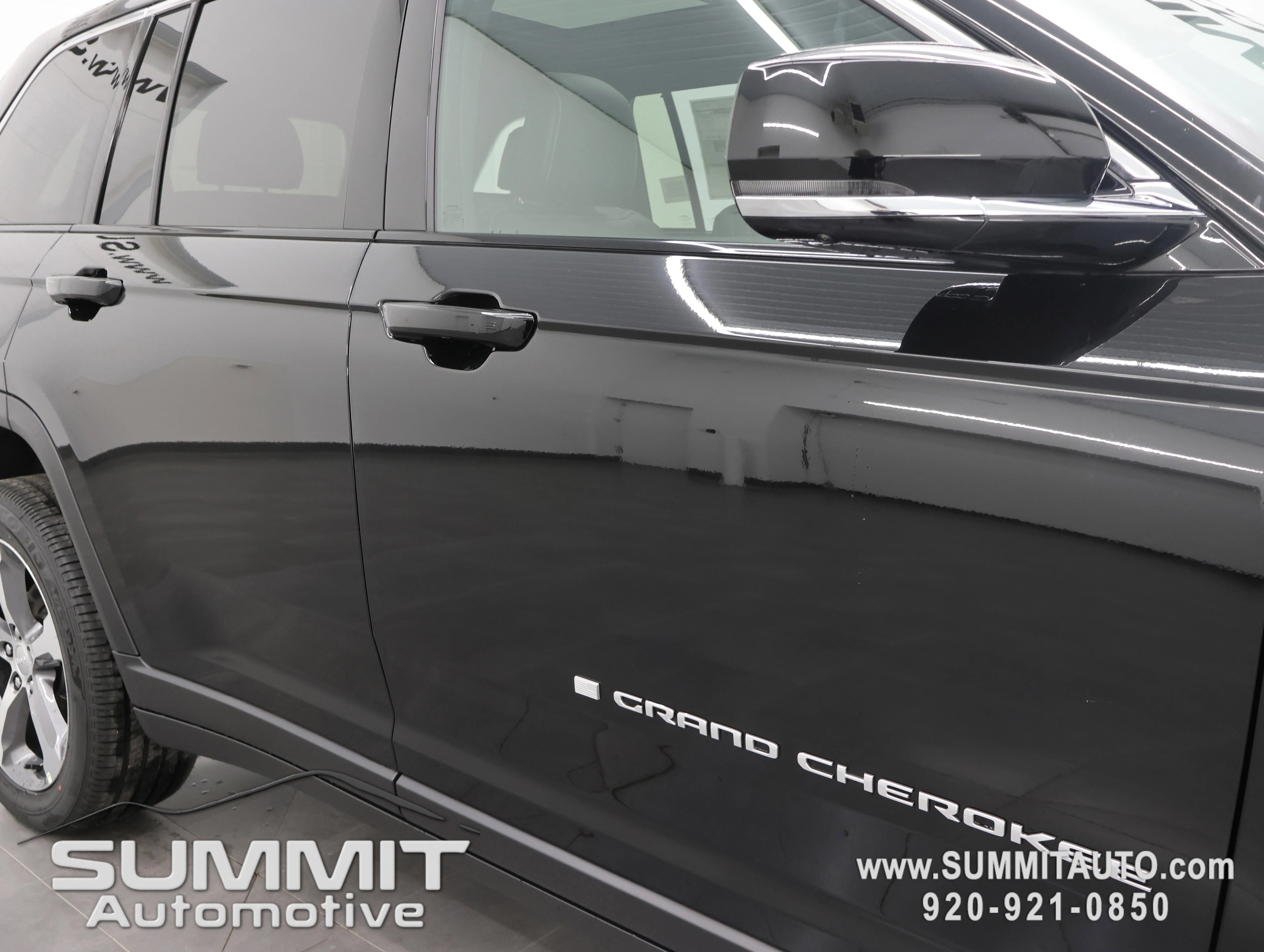 New 2025 Diamond Black Crystal Pearl-Coat Exterior Paint Jeep Limited image 28