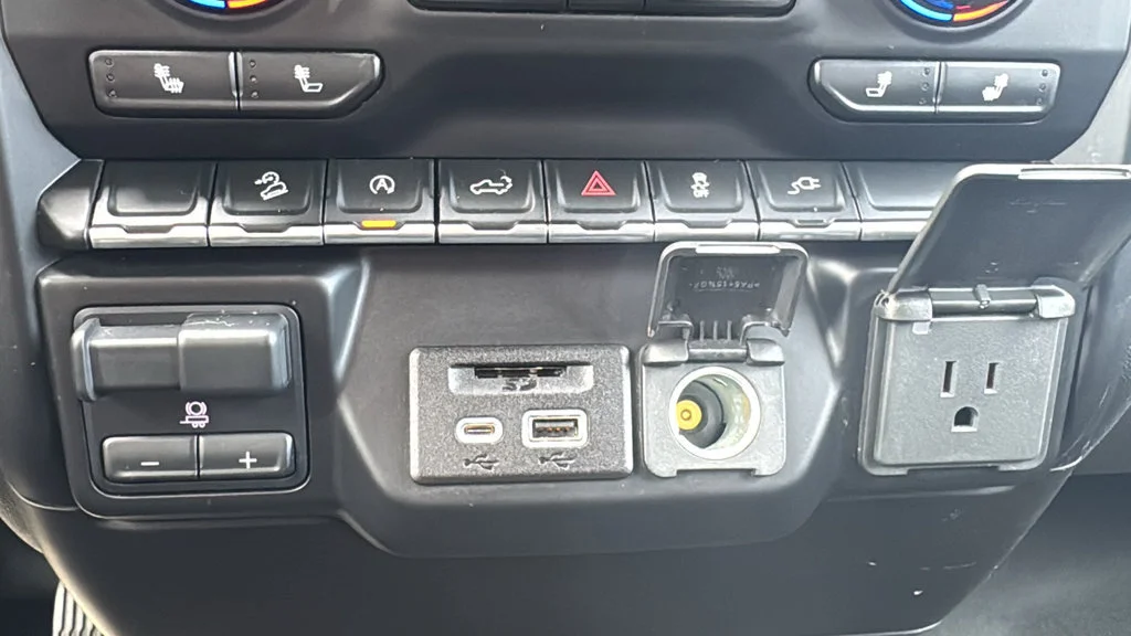 Used 2020 SILVER ICE METALLIC Chevrolet LT image 24