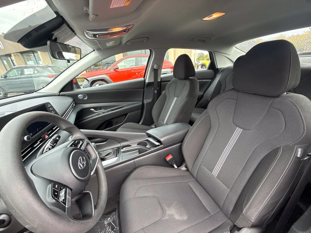 Used 2023 Red Hyundai SE image 9