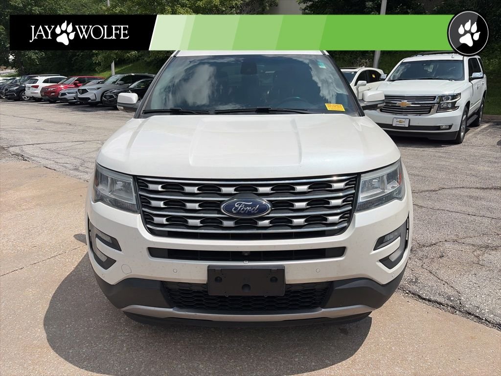 Used 2016 White Ford Limited image 2