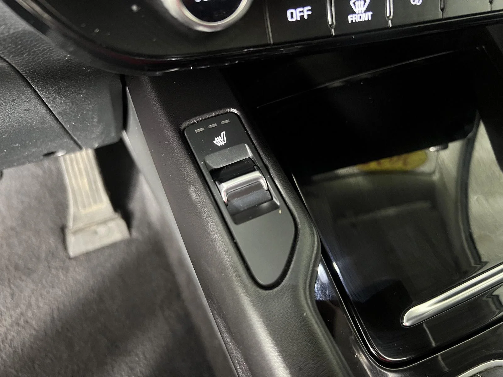 Used 2025 Glacial White Pearl Kia  image 18