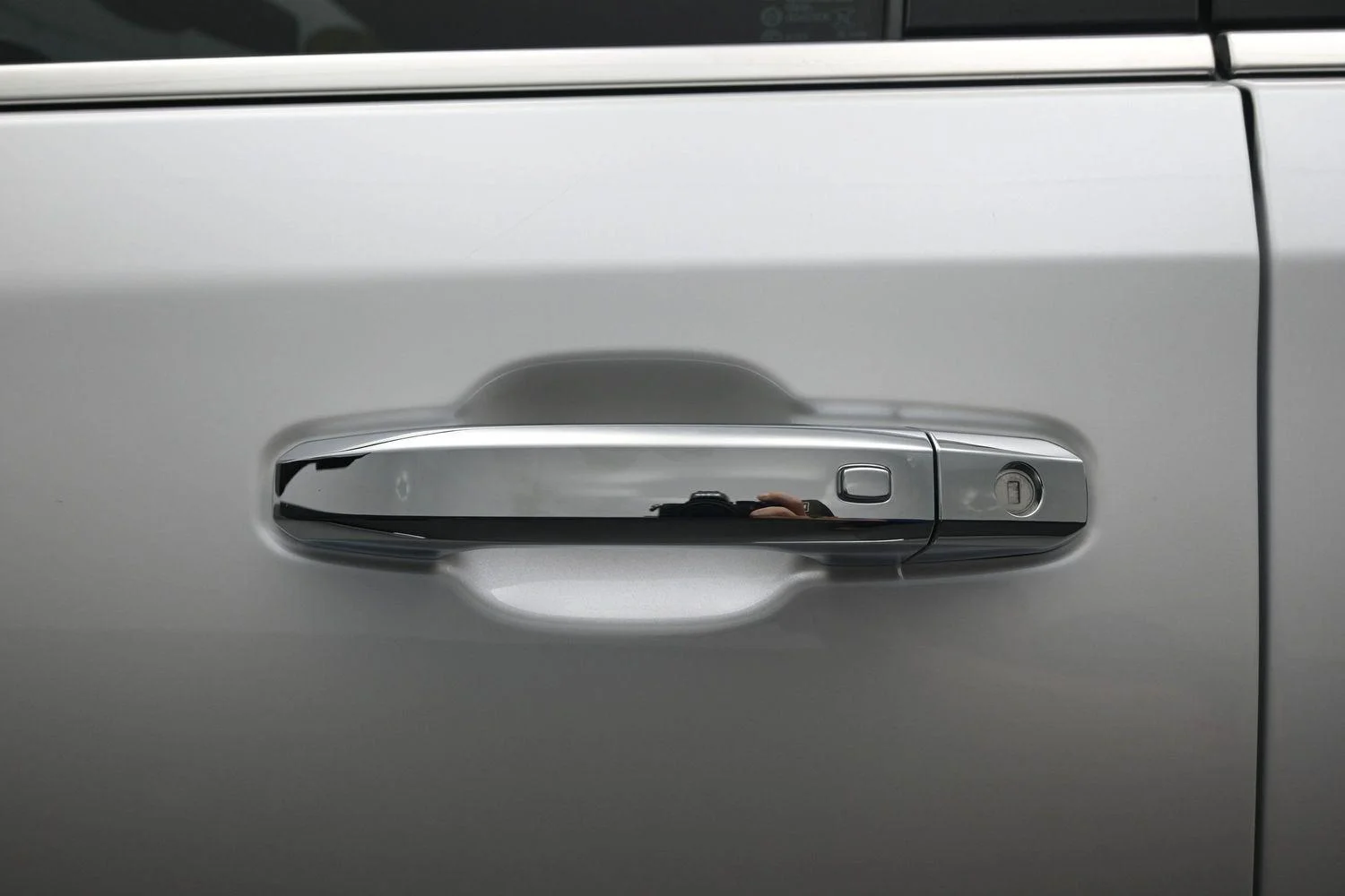 Used 2023 Iridescent Pearl Tricoat Chevrolet High Country image 21