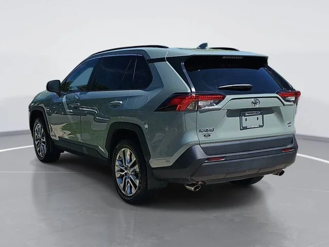 Used 2022 Gray Toyota XLE Premium image 5