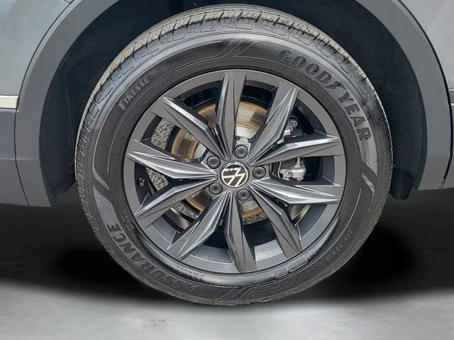 Used 2024 Gray Volkswagen SE image 35