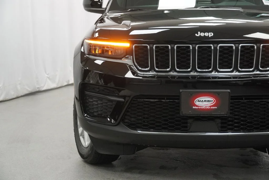 New 2026 Diamond Black Crystal Pearl-Coat Exterior Paint Jeep Laredo X image 6