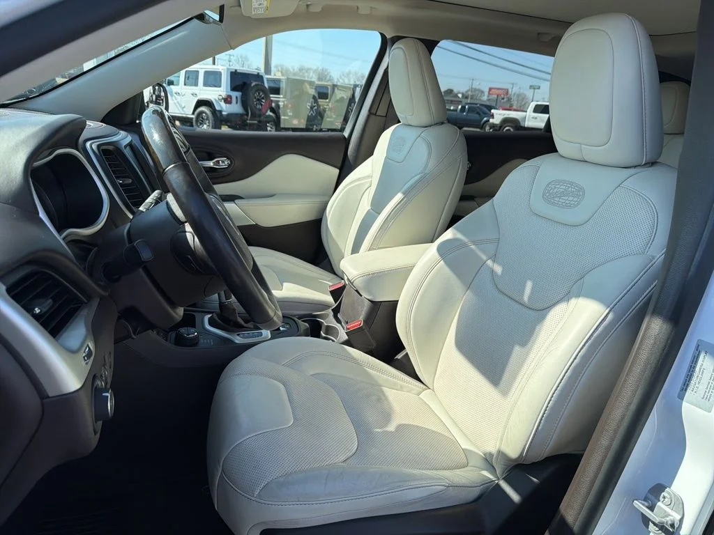 Used 2018 White Jeep Overland image 32