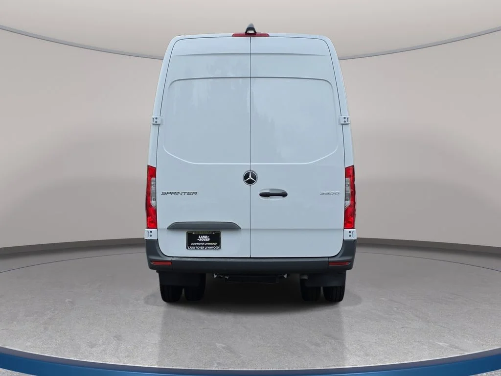 Used 2024  Mercedes-Benz Cargo 170 WB image 7