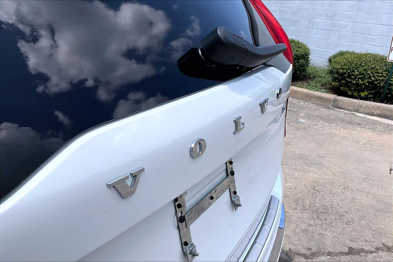 Used 2021 Crystal White Metallic Volvo Inscription image 10
