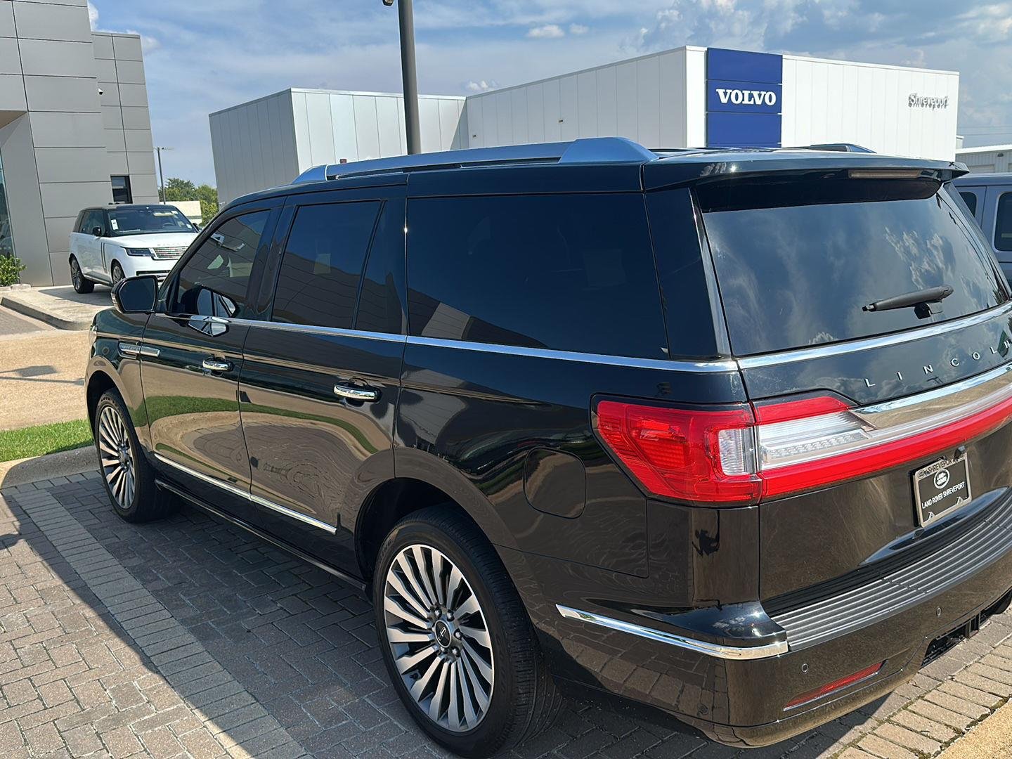 Used 2018 Black Velvet Lincoln Reserve image 18
