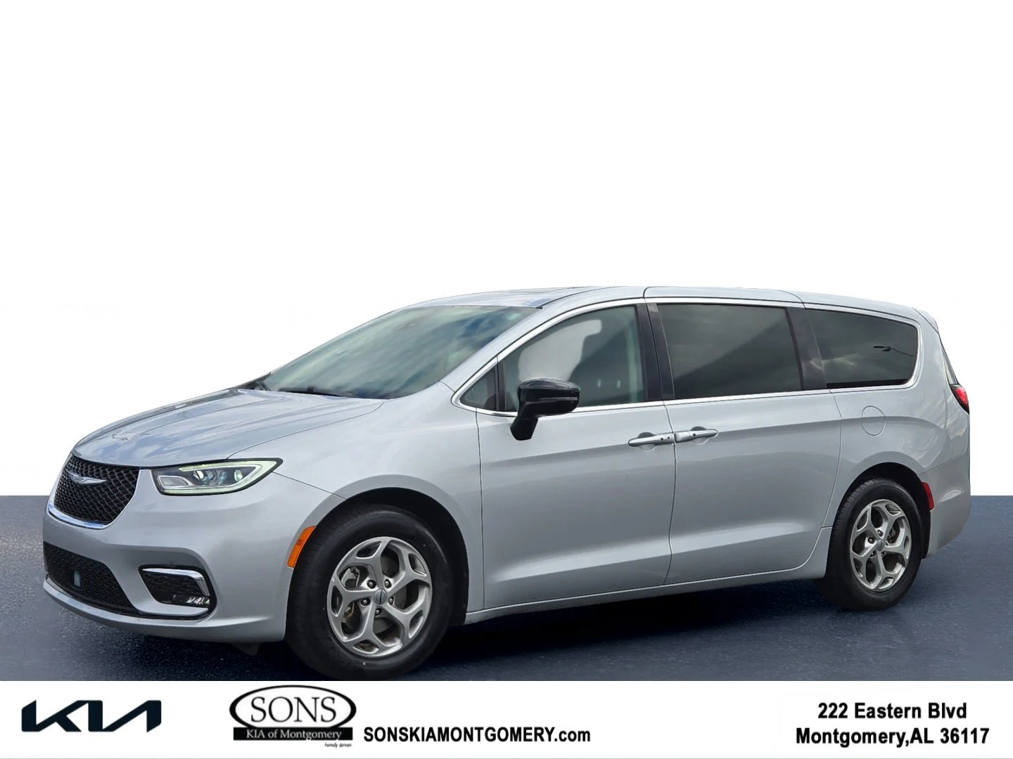 Used 2024 Silver Mist Clearcoat Chrysler Limited image 1