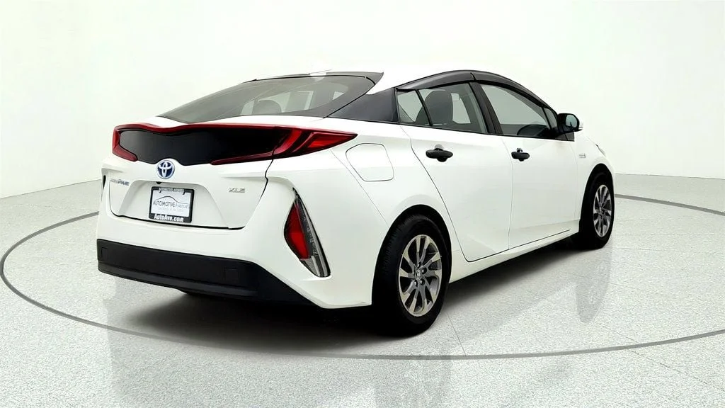 Used 2021 Wind Chill Pearl Toyota XLE image 5