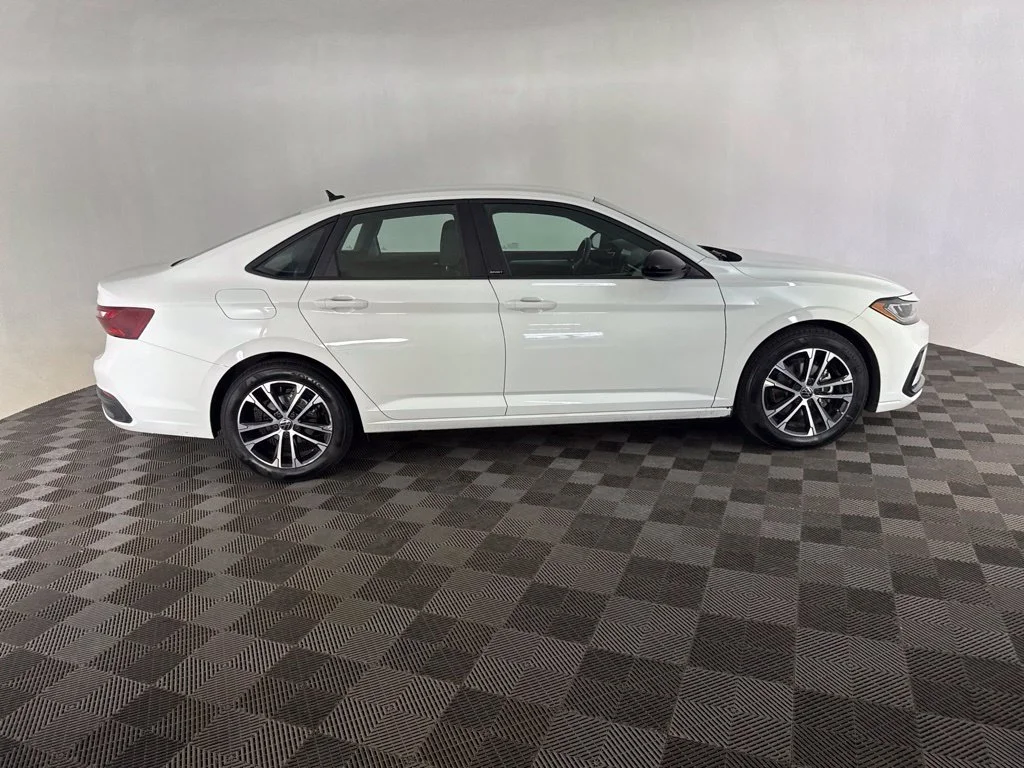 Used 2025 White Volkswagen 1.5T Sport image 4