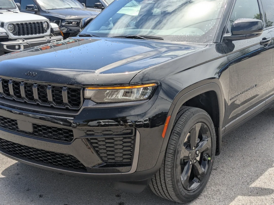 New 2026 Black Jeep Altitude - - 4x4 - 20 Gloss Black Wheels - Remote Start - Capri Leatherette & More! image 10