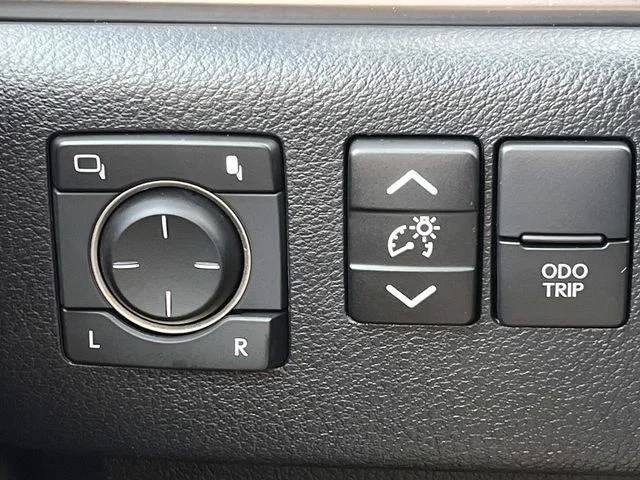 Used 2022 White Lexus 460 image 36