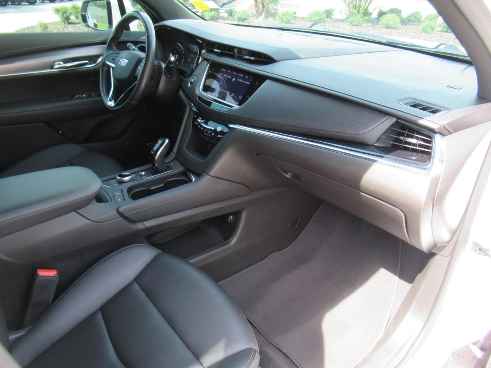 Used 2022 White Cadillac Luxury image 11