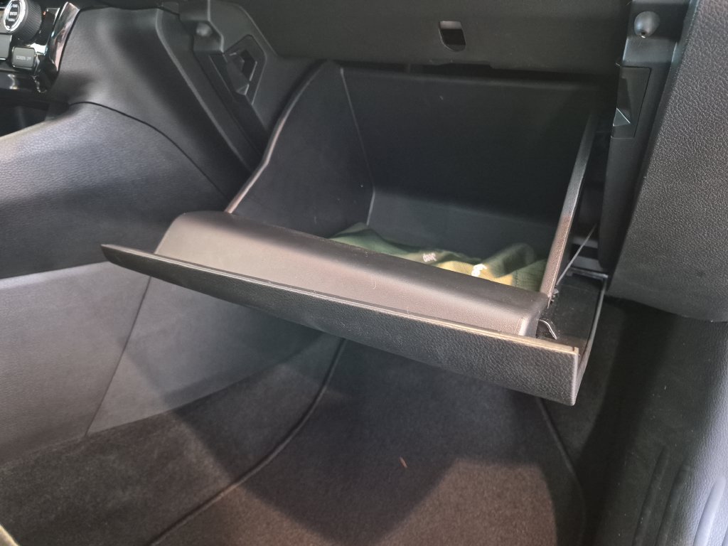 Used 2025 White Jeep Latitude image 22