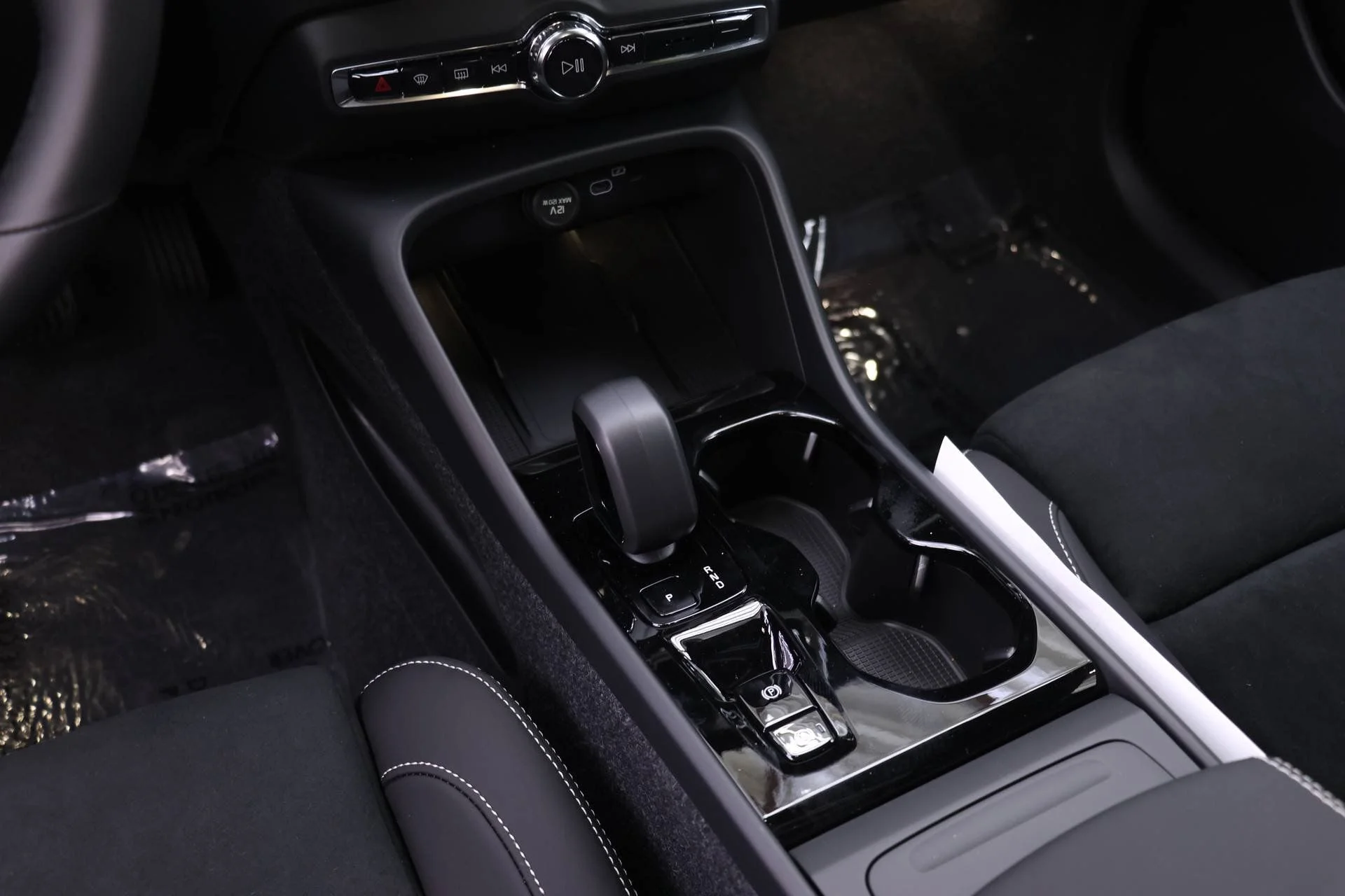 New 2026 White Volvo B5 Ultra Black Edition image 15