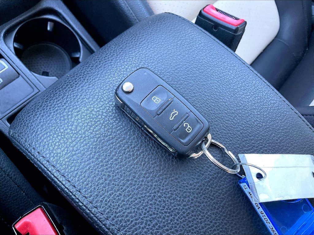 Used 2016 Pepper / Gray Volkswagen S image 27