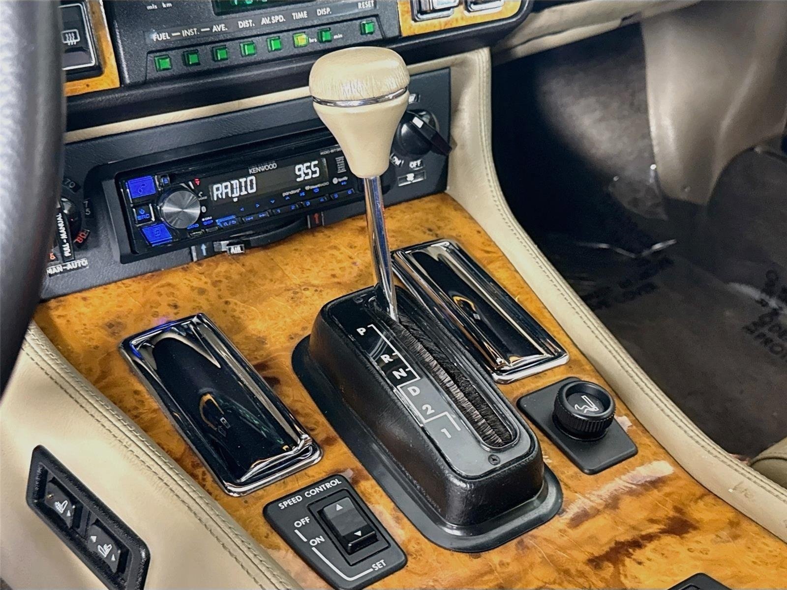 Used 1991 White Jaguar V12 image 16