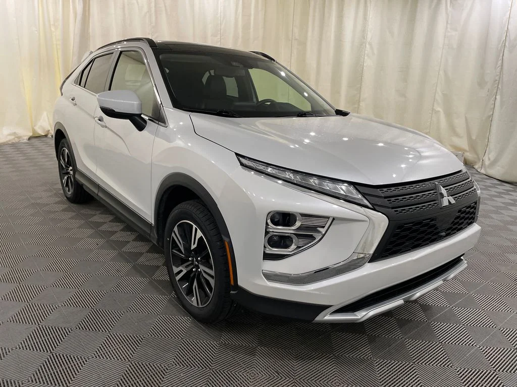 Used 2024 White Diamond Mitsubishi SE image 3