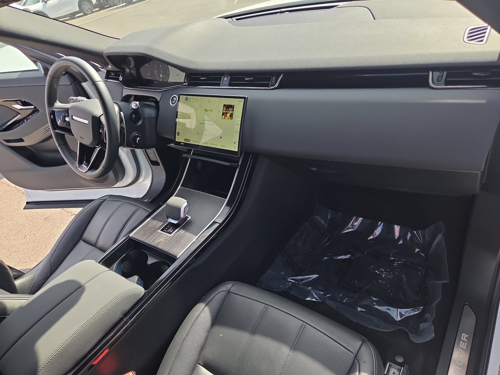 Used 2024 Fuji White Land Rover Dynamic SE image 24