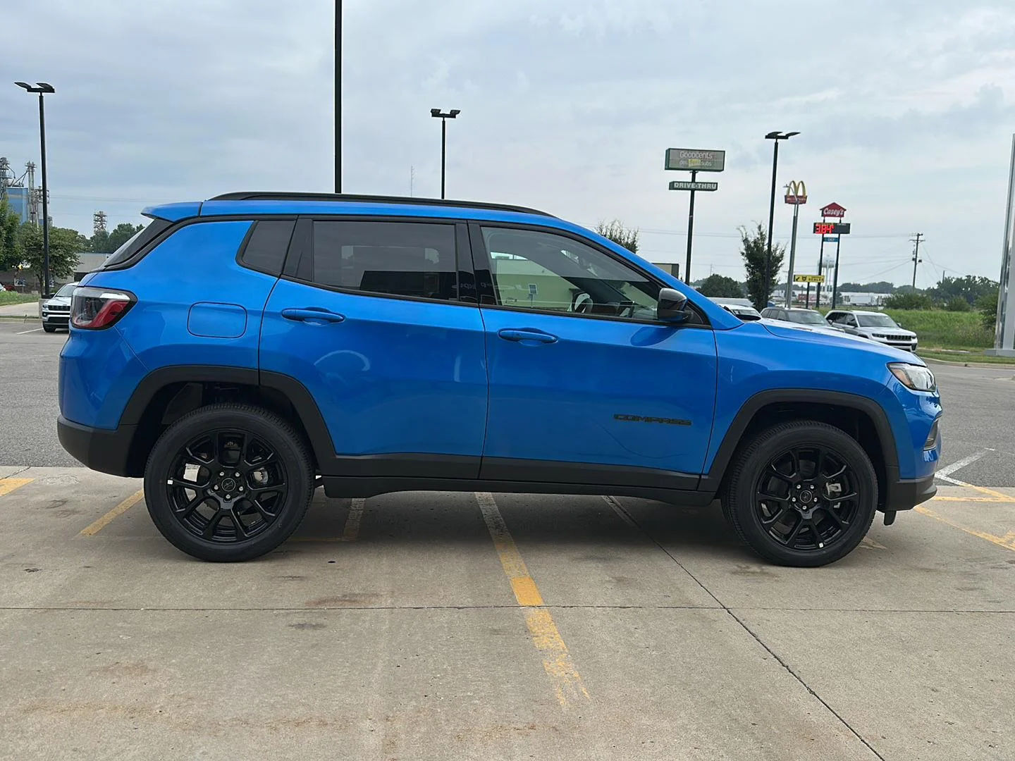 New 2026 Hydro Blue Pearlcoat Jeep Latitude Altitude image 4