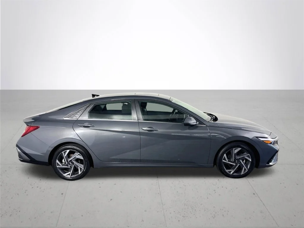 Used 2025 Gray Hyundai SEL Convenience image 5