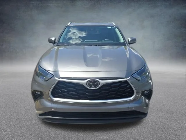 Used 2025  Toyota XLE image 7