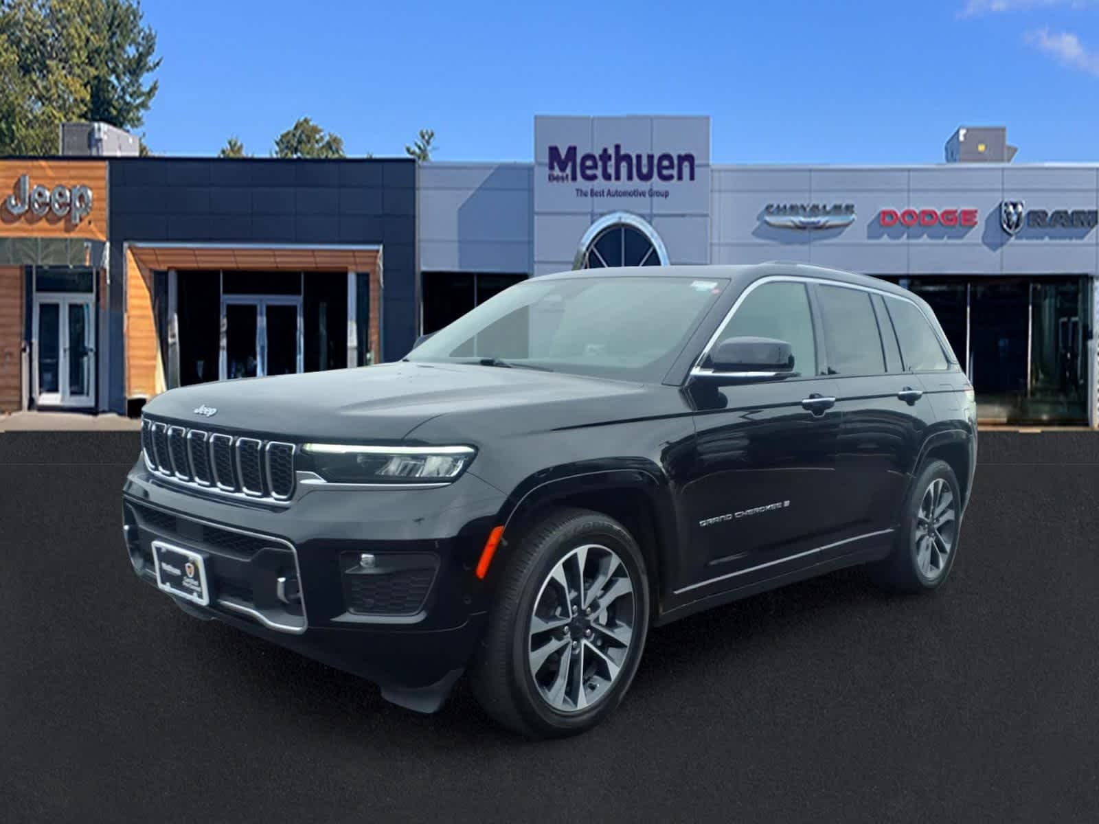 Used 2023 Diamond Black Crystal Pearlcoat Jeep Overland image 7
