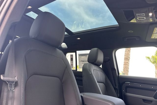 New 2026 Santorini Black Land Rover S image 15