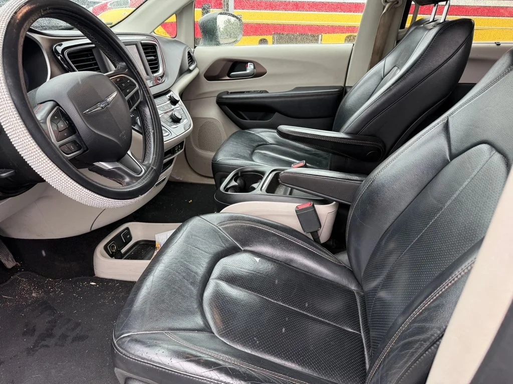 Used 2018 Gray Chrysler Touring L image 9