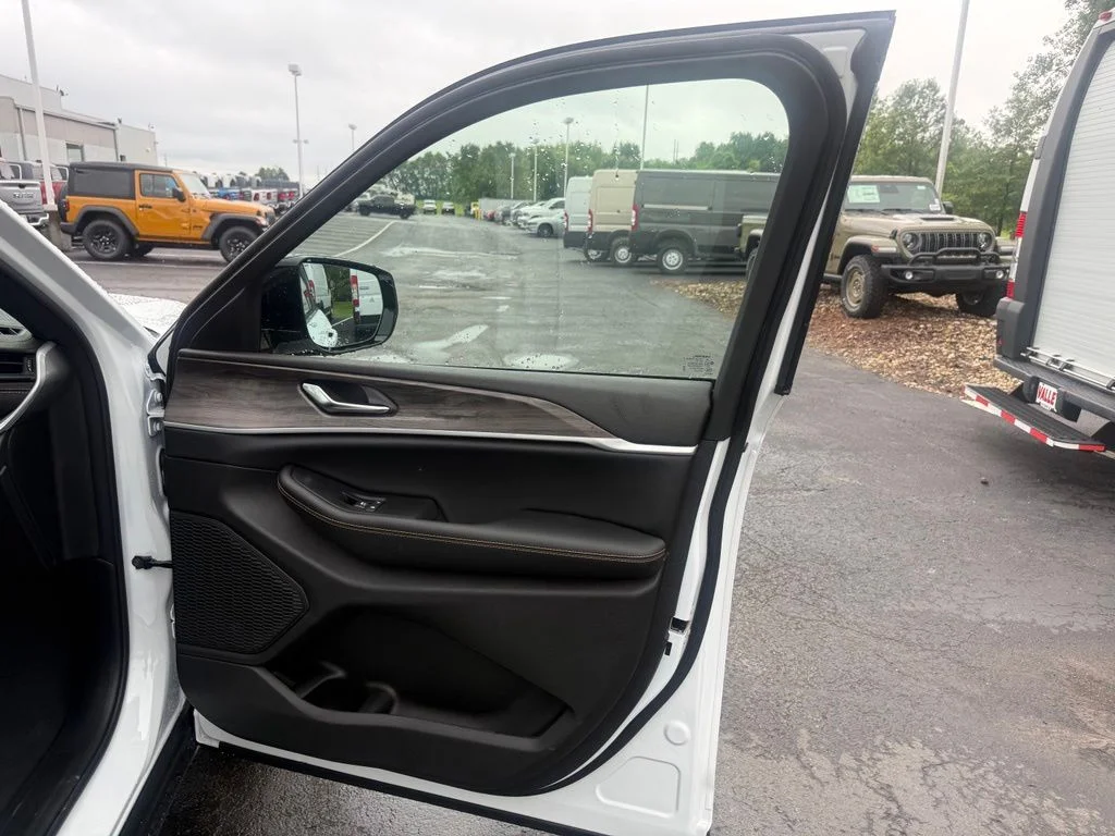 New 2026 Bright White Clear-Coat Exterior Paint Jeep  image 59