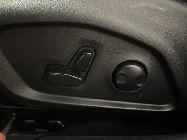 Used 2024  Jeep Limited image 14