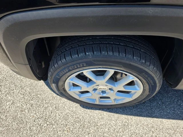 Used 2022 Black Jeep Latitude image 8