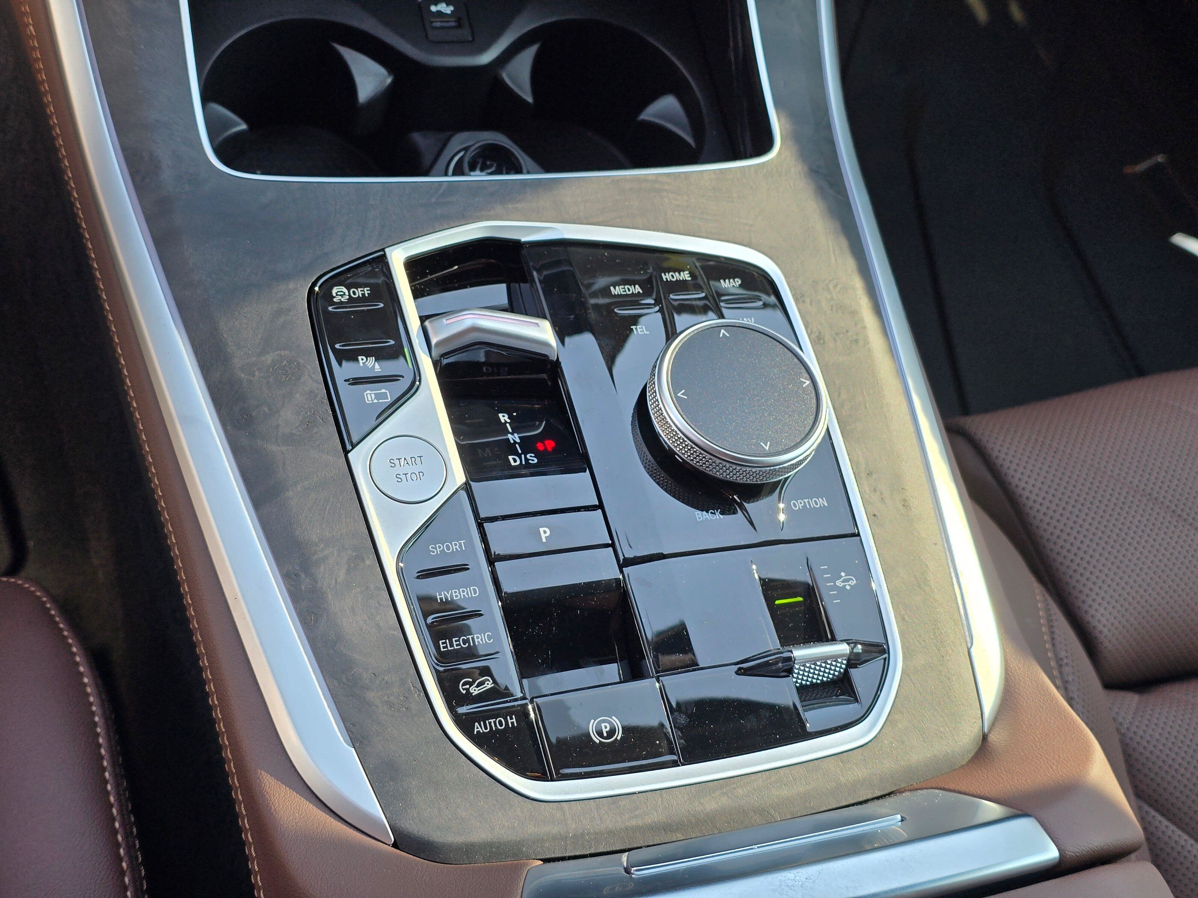 New 2026 Manhattan Green Metallic BMW xDrive50e image 22