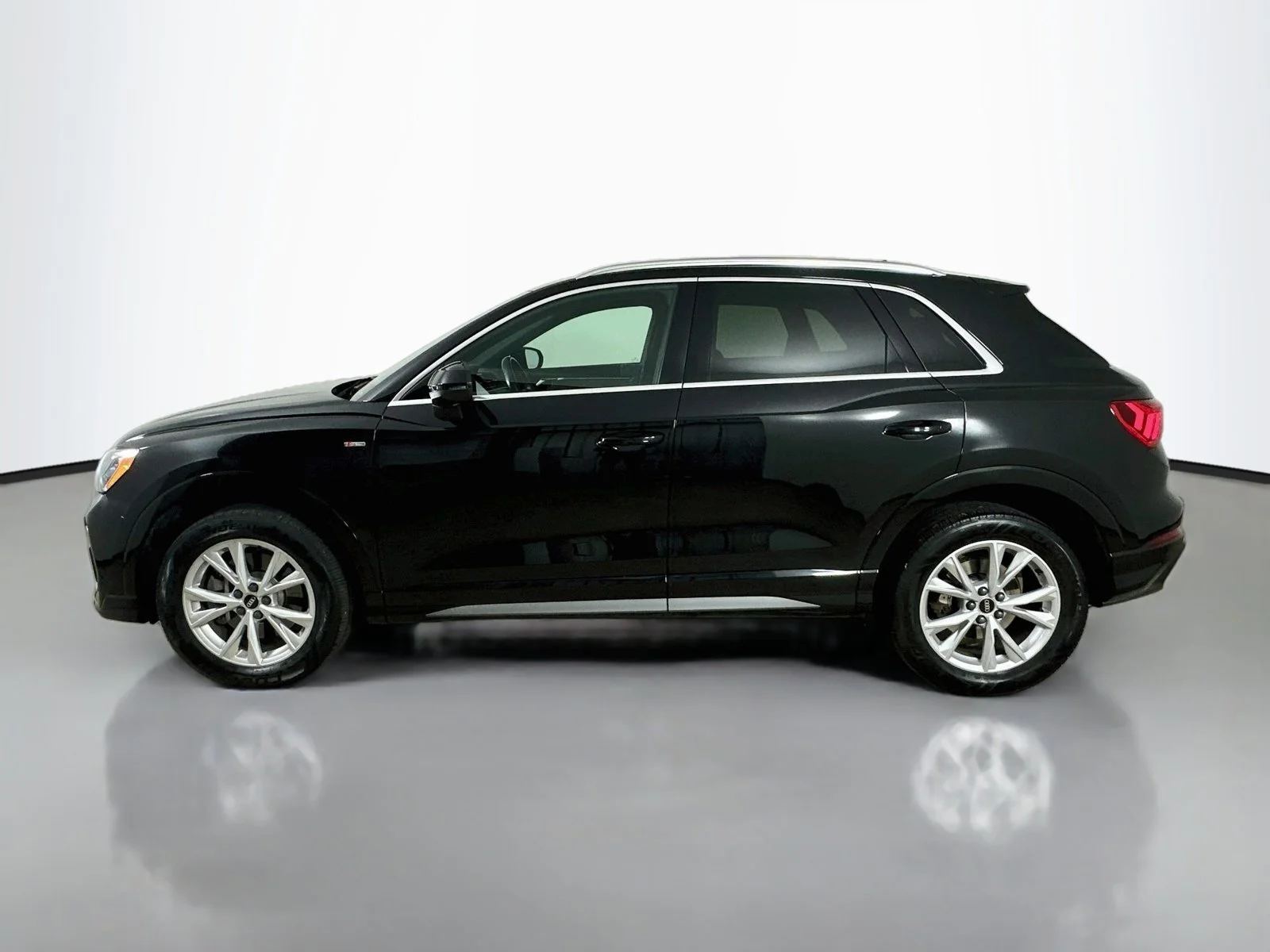 Used 2022 Black Audi  image 8