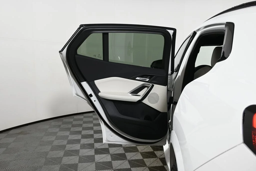 Used 2026 White BMW xDrive28i image 31
