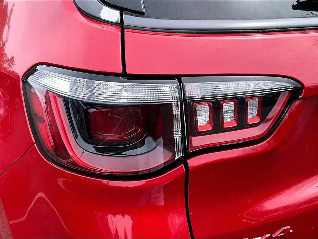 Used 2022 Red Jeep  image 25