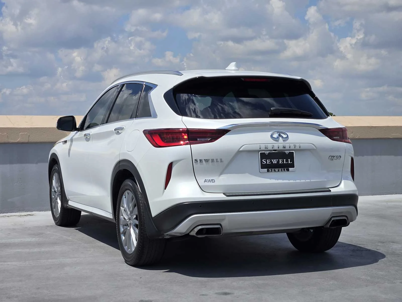 Certified Used 2024 Radiant White INFINITI LUXE image 5
