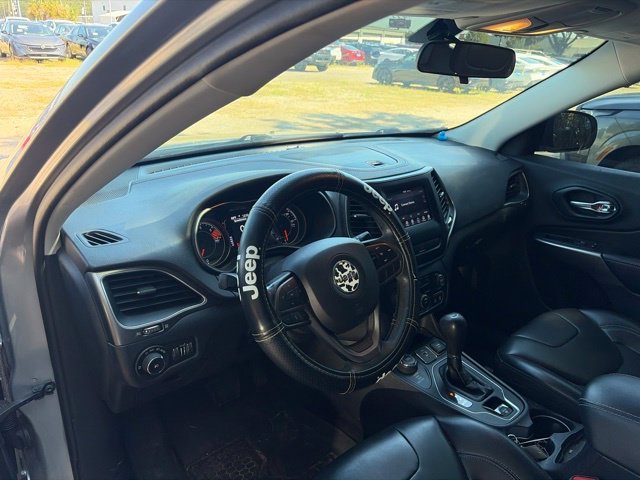 Used 2019 Silver Jeep Latitude Plus image 25
