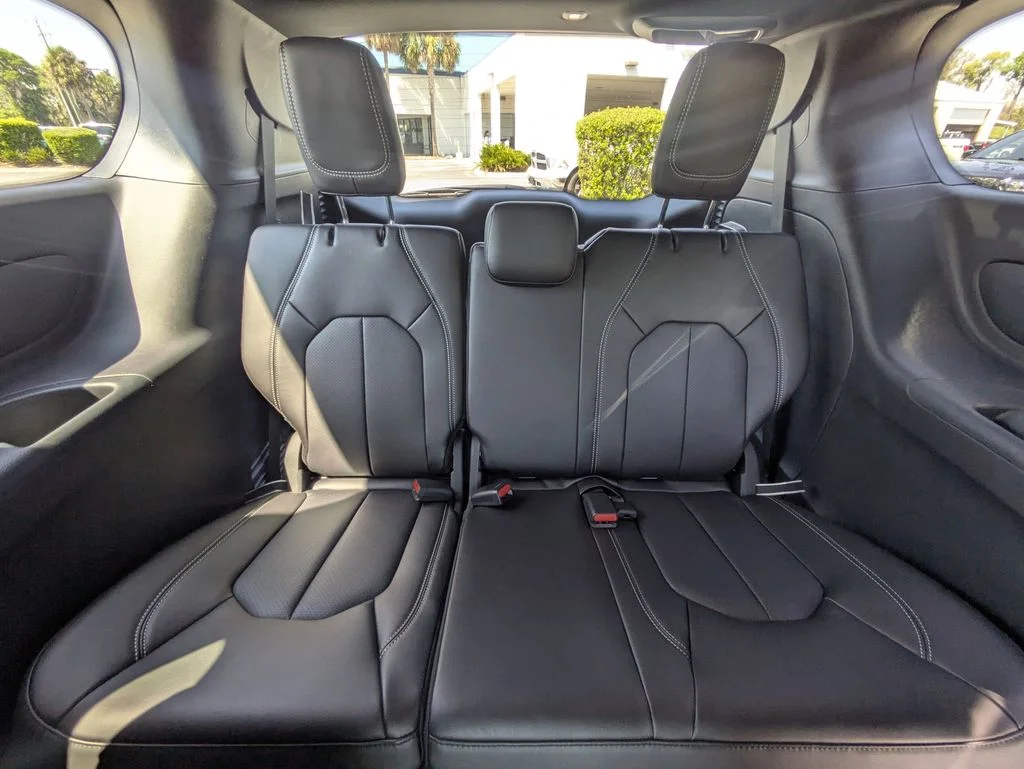 New 2026 Diamond Black Crystal Pearl-Coat Exterior Paint Chrysler Select image 16