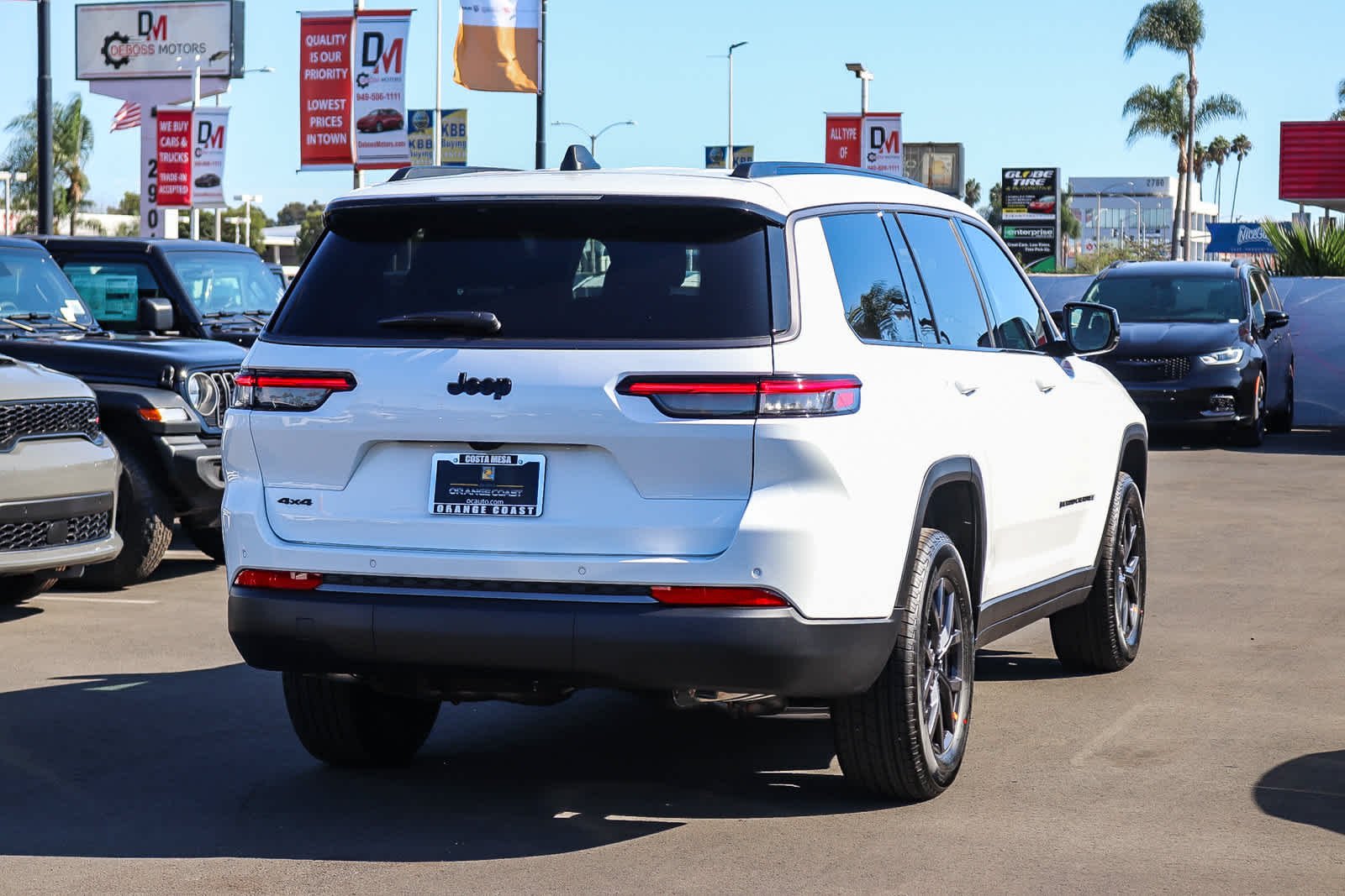 New 2027 Bright White Clear-Coat Paint Jeep Laredo Altitude image 4