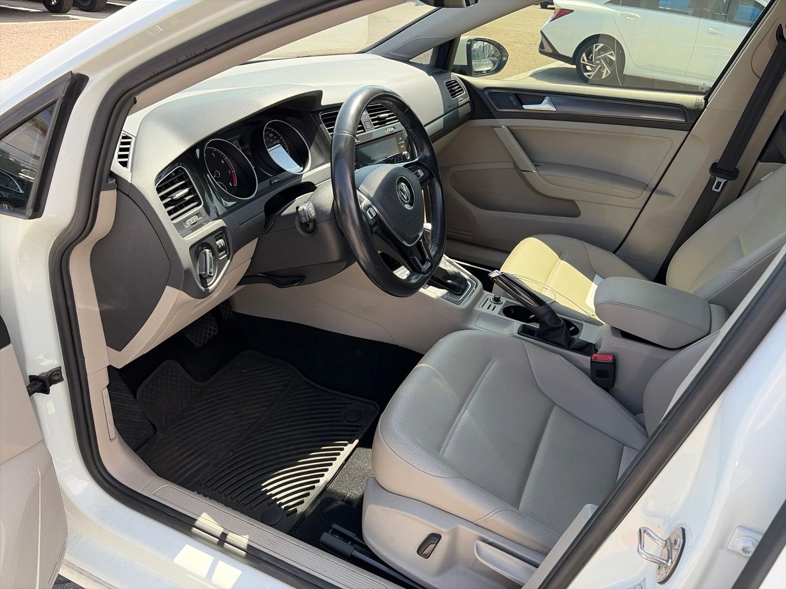 Used 2018 Pure White Volkswagen SE image 5