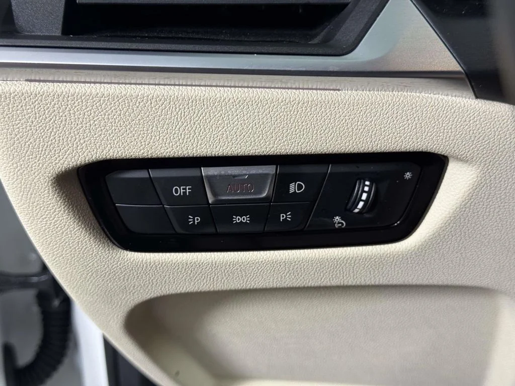 Used 2024 White BMW 330i xDrive image 19