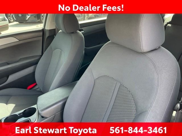 Used 2018 White Hyundai SE image 16