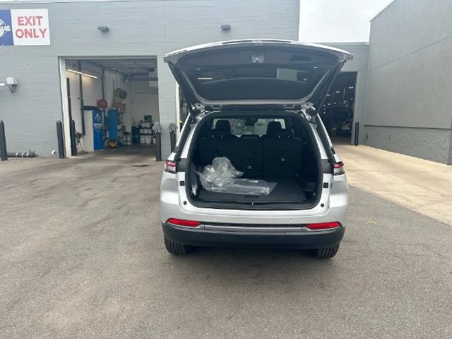 New 2026 Silver Zynith Exterior Paint Jeep Altitude image 25