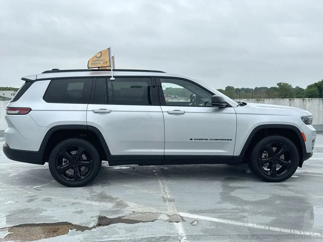 Used 2023 Silver Jeep Altitude image 9