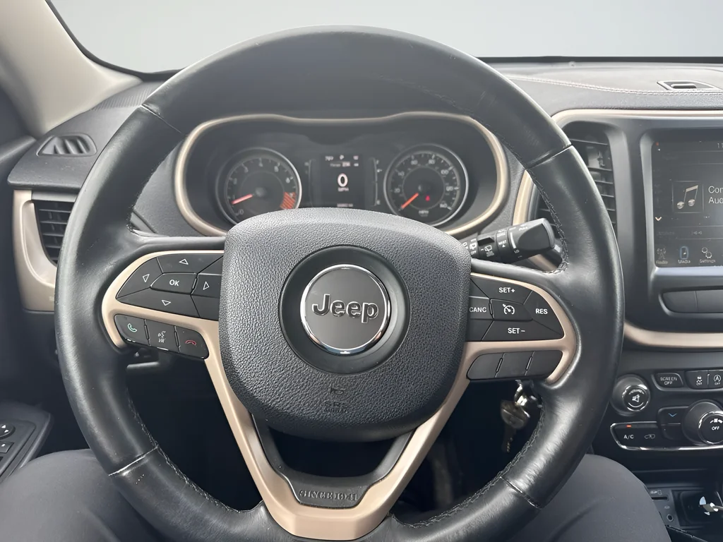 Used 2015 Red Jeep Latitude image 9