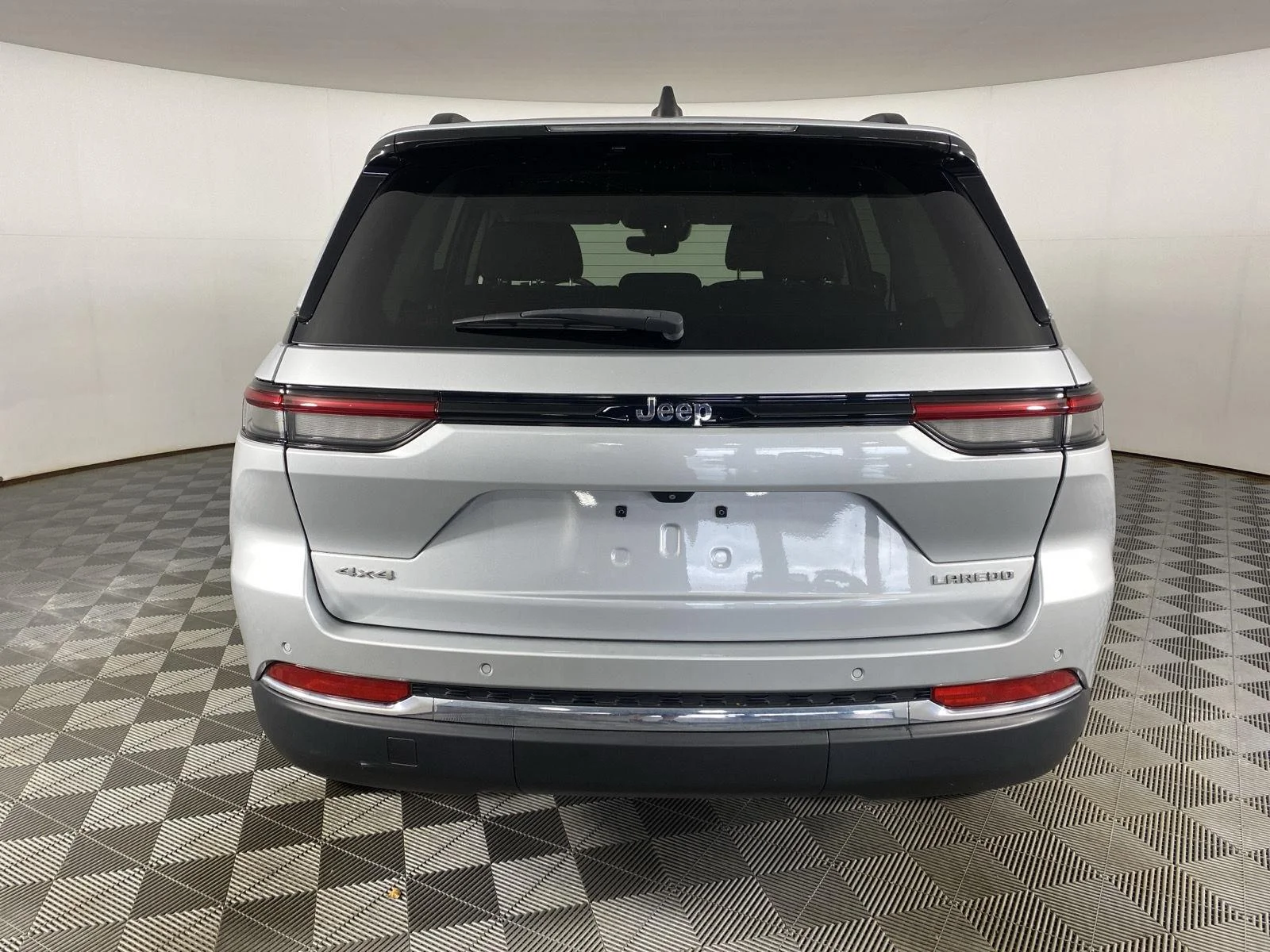 Used 2023 Silver Zynith Jeep Laredo image 16